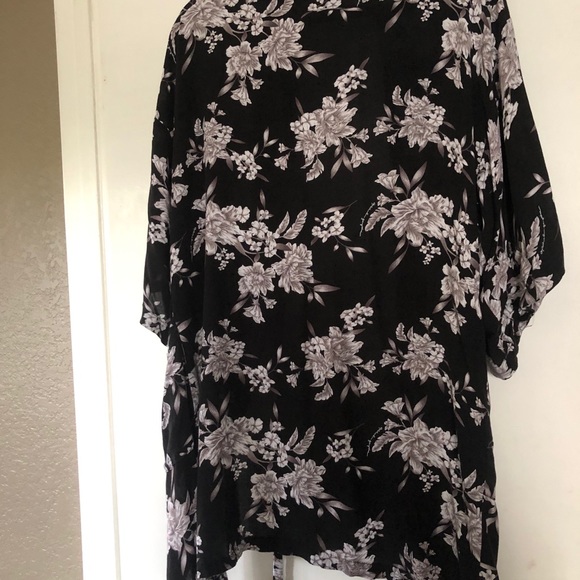 Floral kimono robe - Picture 3 of 3